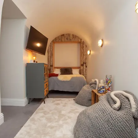 Apartment Higgihaus 1 #36-37 Royal York Crescent *