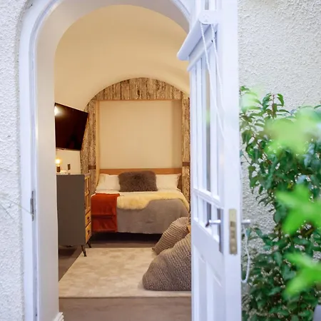 Apartman Higgihaus 1 #36-37 Royal York Crescent *